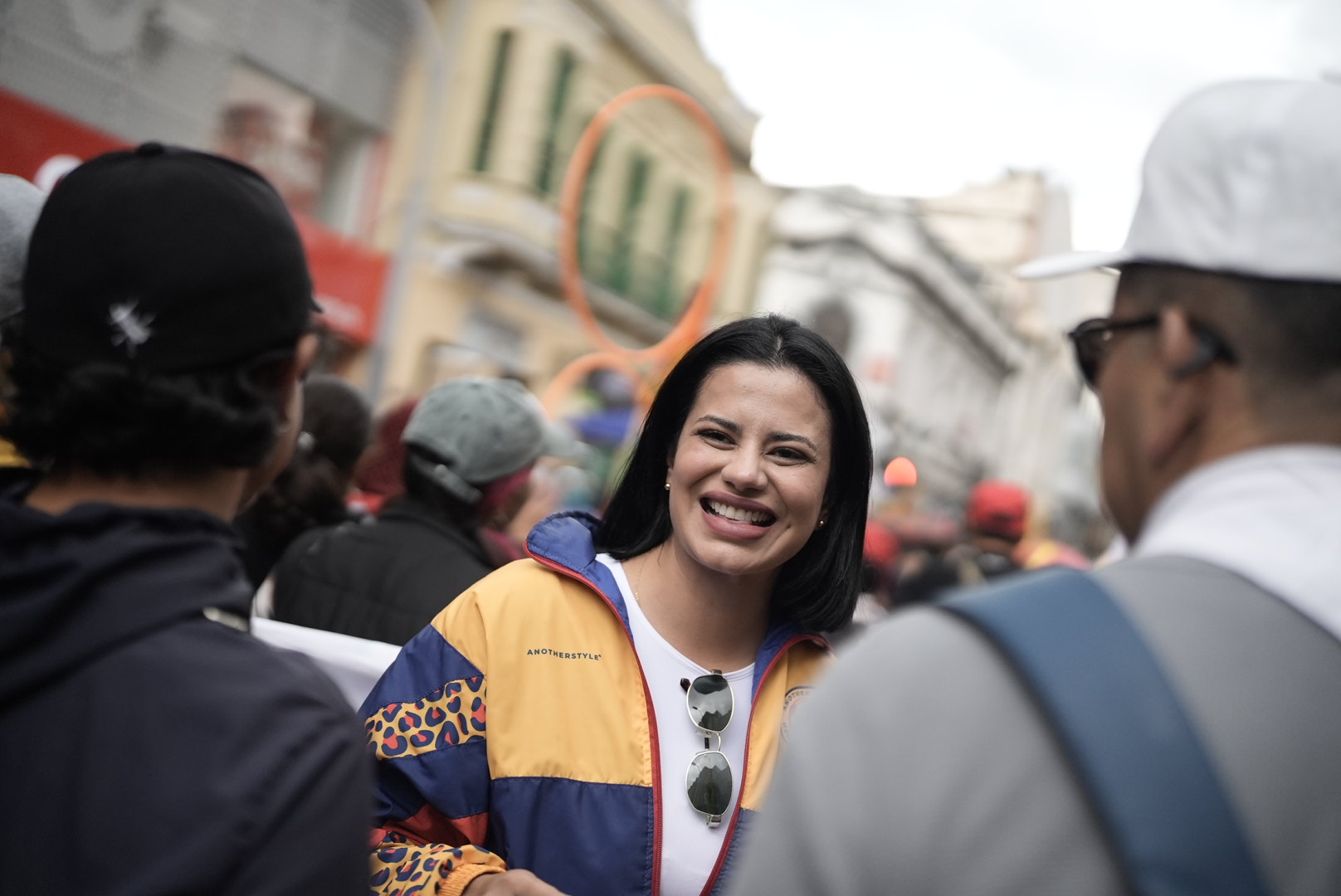 Alejandra Omaña sonriendo durante un encuentro con ciudadanos